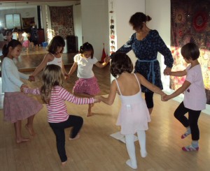 Sophie Nguyen-Son fait danser les enfants en ronde